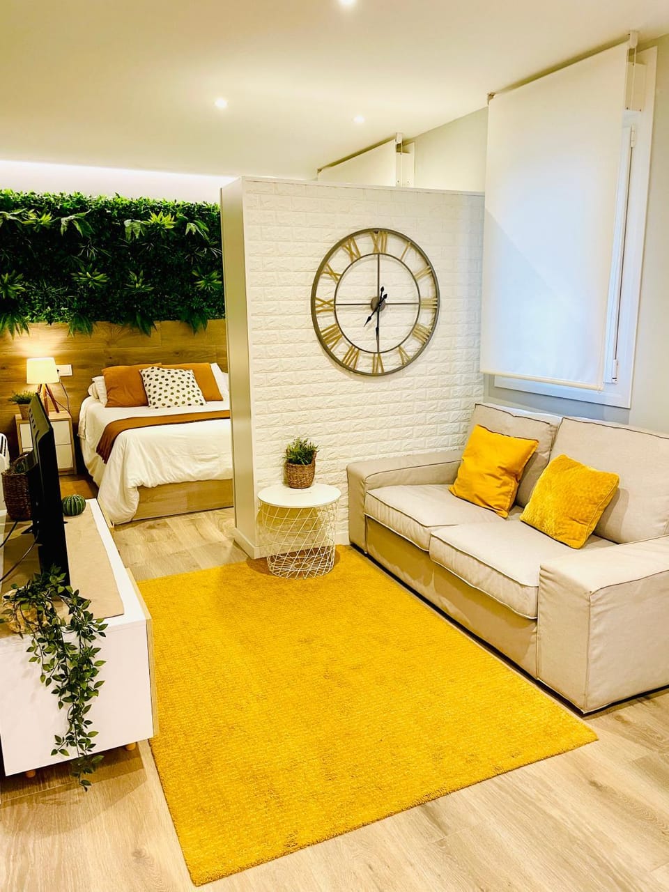 Photo of the whole room, Seating area