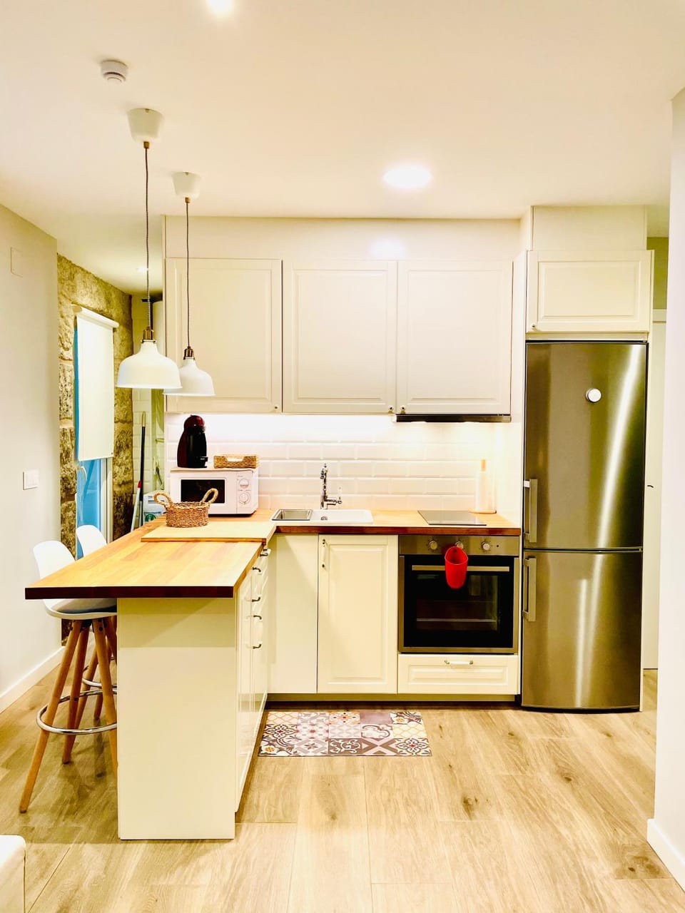 Kitchen or kitchenette, minibar, oven, stove, toaster