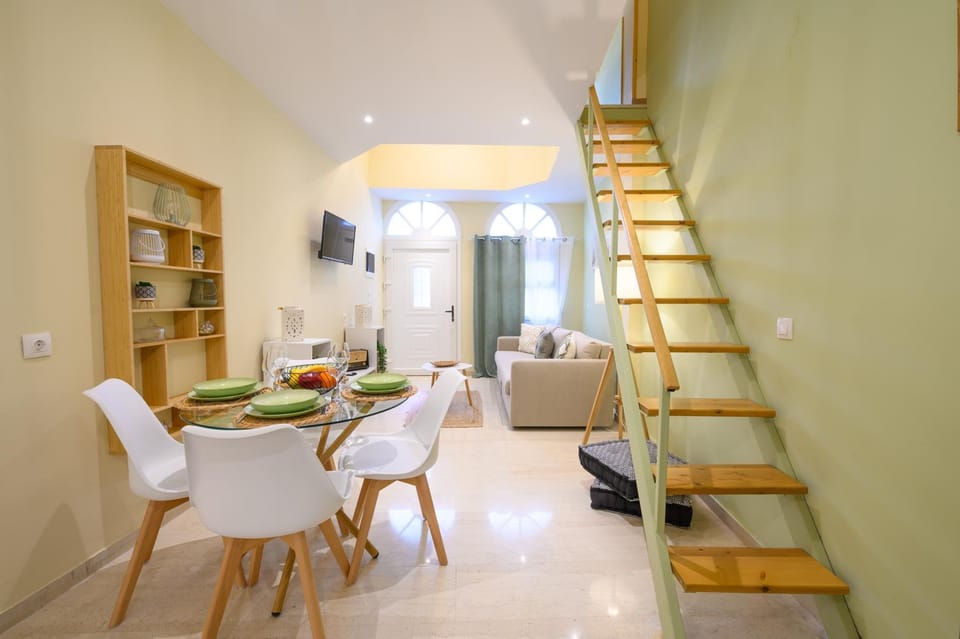 TV and multimedia, Living room, Seating area, Dining area