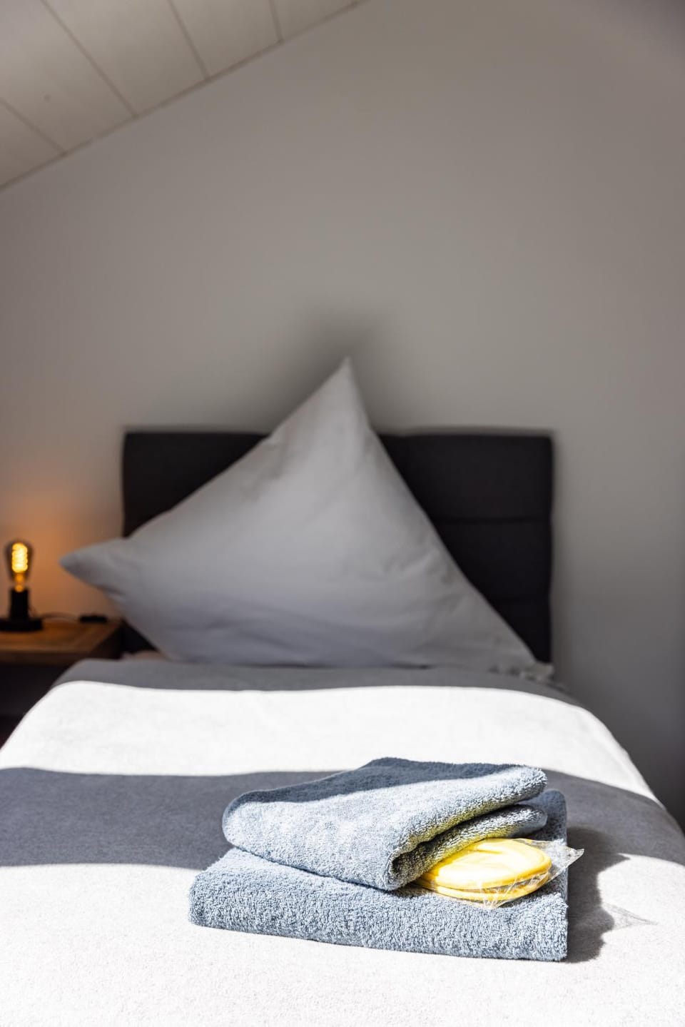 Bed, towels