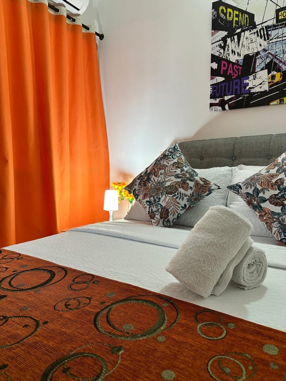 Bed, towels