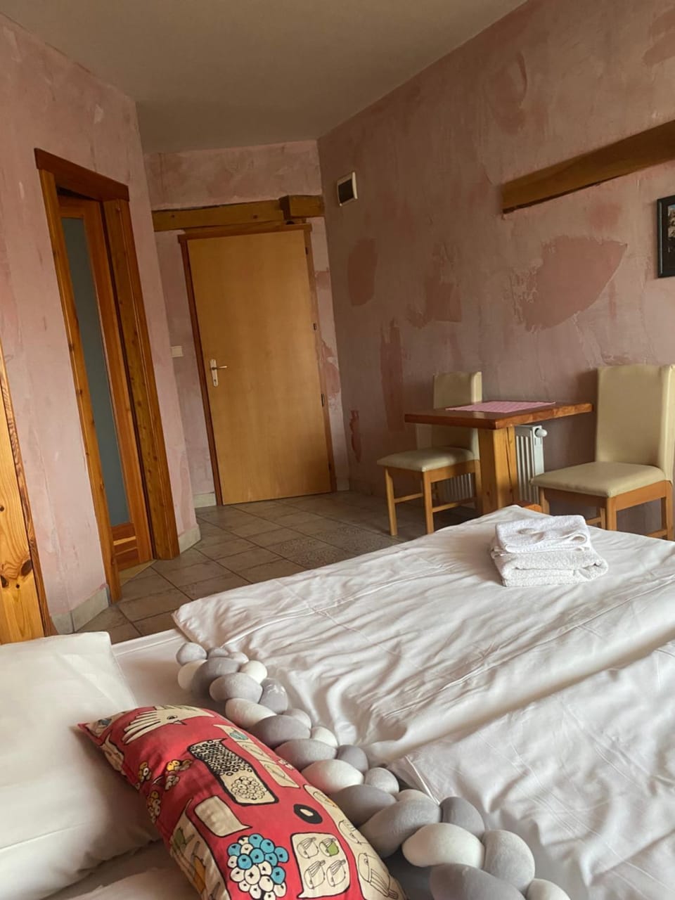 Bed, Seating area, Bedroom