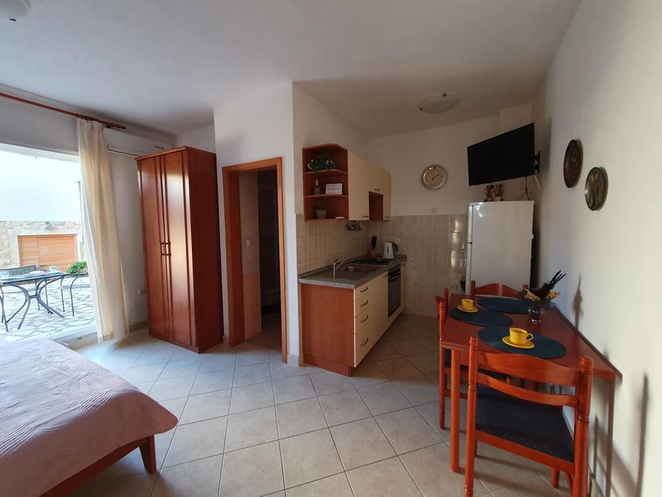 Bed, TV and multimedia, Kitchen or kitchenette, Living room, Photo of the whole room, Seating area, Dining area, Bedroom
