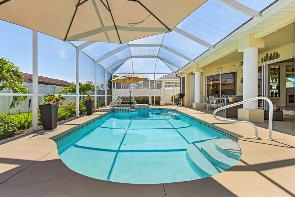 Pool view, Swimming pool, sunbed