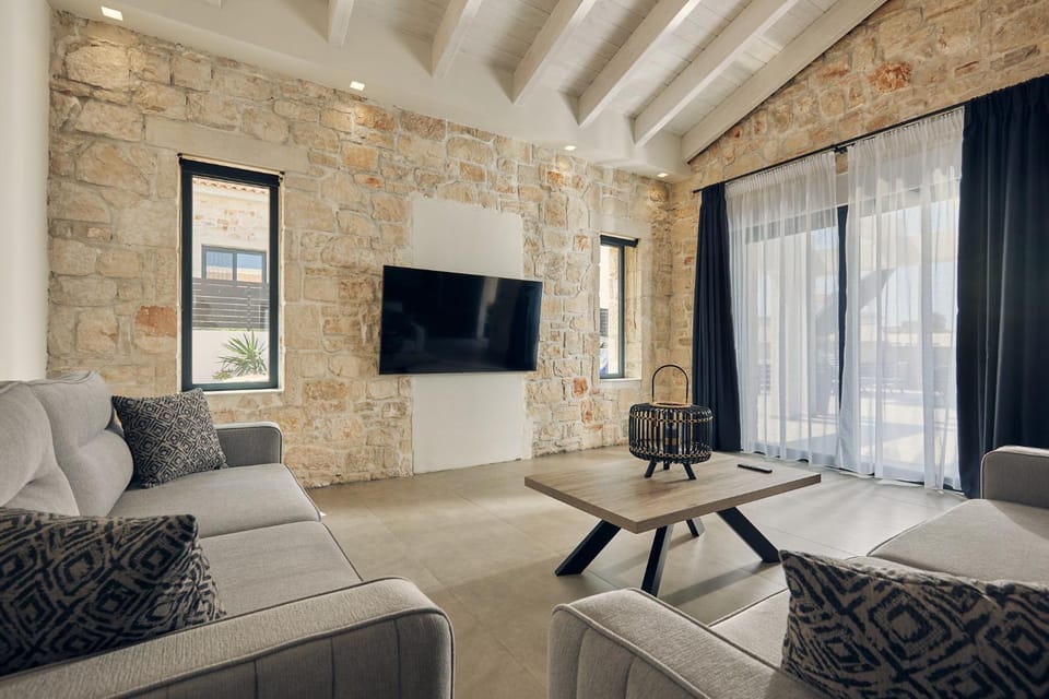 Communal lounge/ TV room, TV and multimedia, Living room, Seating area, Evening entertainment