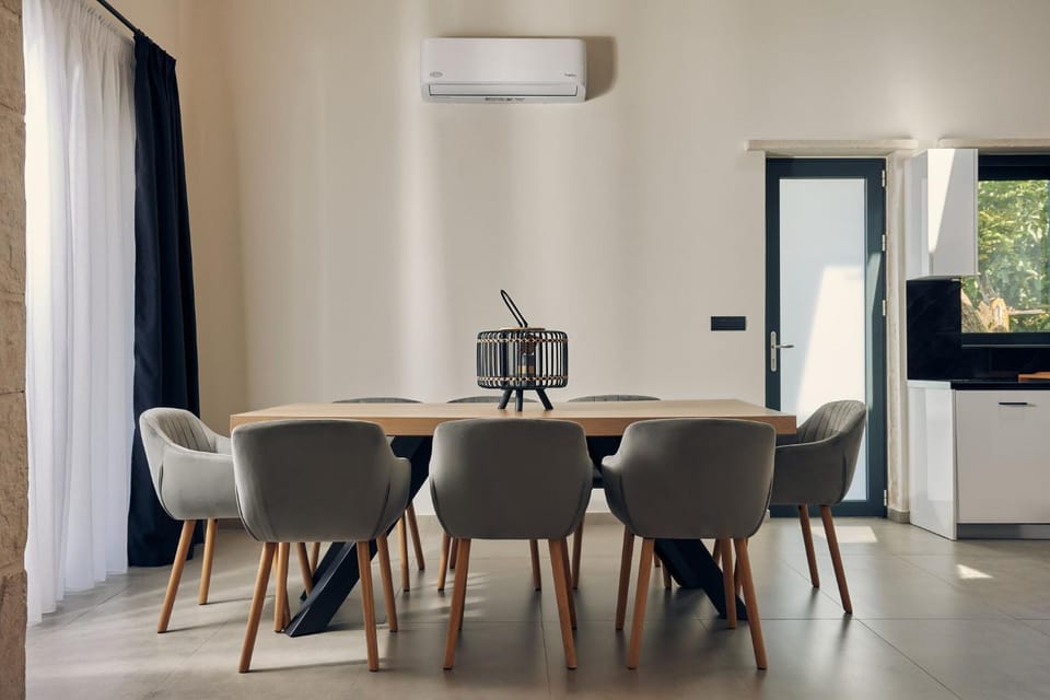 Kitchen or kitchenette, Seating area, Dining area, air conditioner