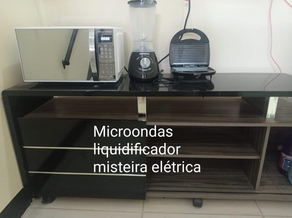 Flat de 2 quartos com AR na área central de GV com conzinha completa-garagem-wifi-Bom p grupos ou familias ou empresas Apartment in Governador Valadares