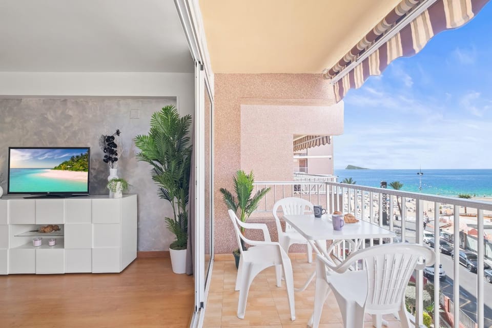 Day, TV and multimedia, View (from property/room), Balcony/Terrace, Dining area, Beach, Sea view