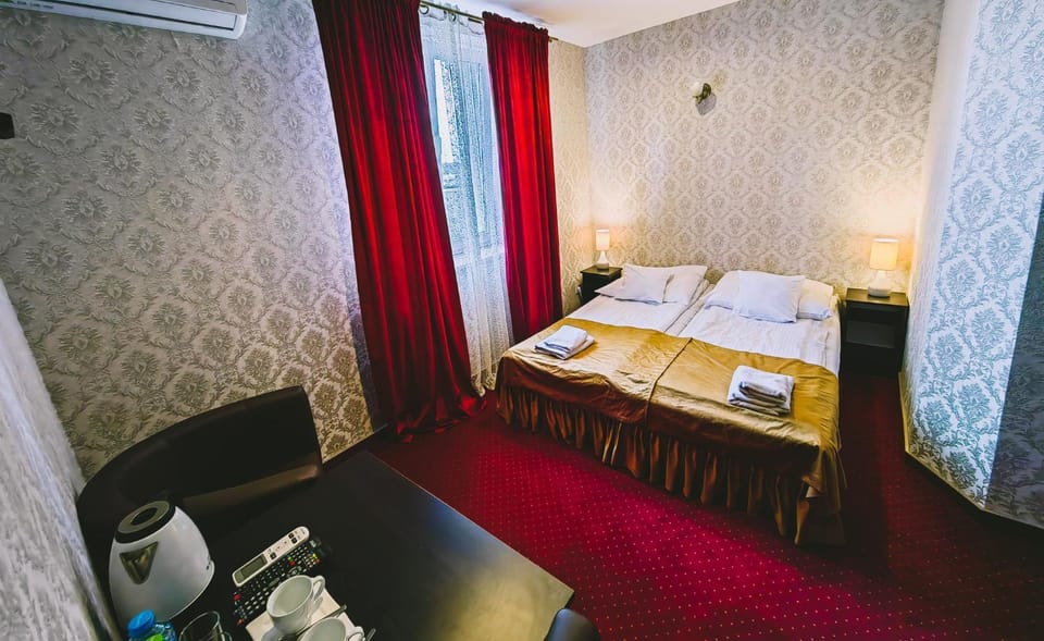 Bed, Photo of the whole room, Seating area, Bedroom, towels