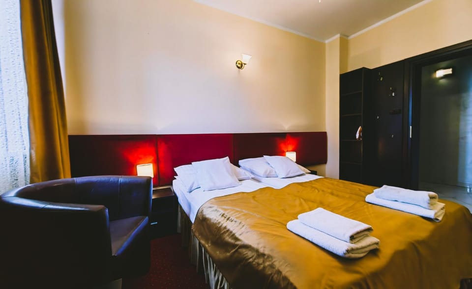Bed, Photo of the whole room, towels