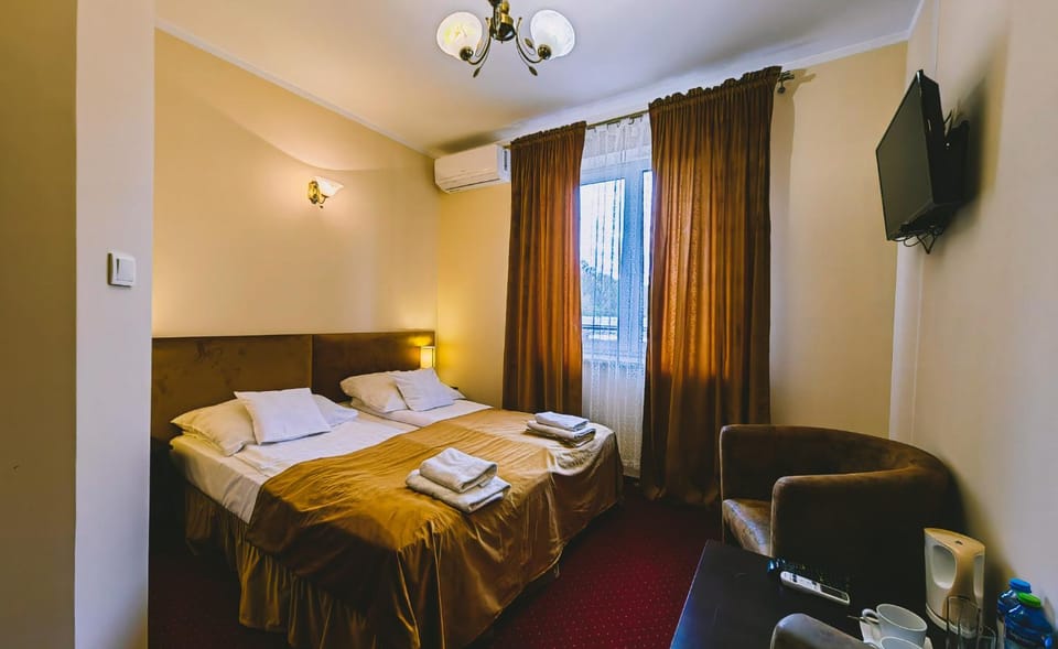 Bed, TV and multimedia, Photo of the whole room, Seating area, Bedroom, towels