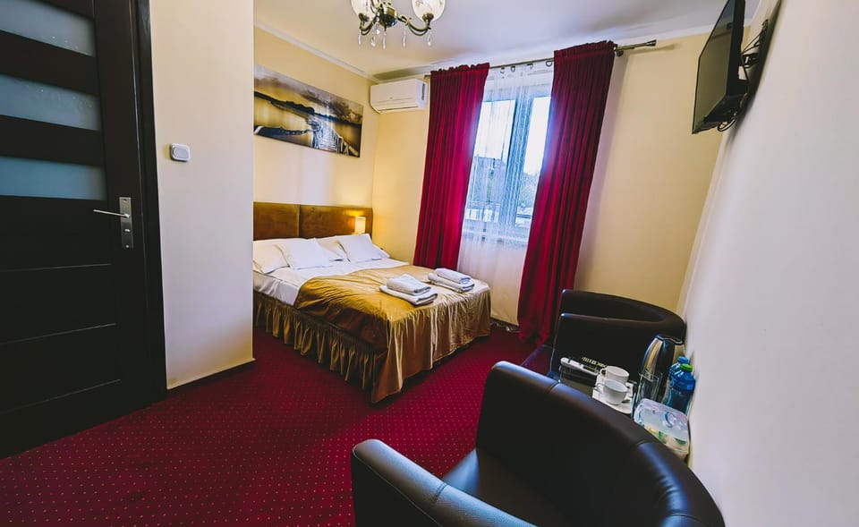Bed, TV and multimedia, Photo of the whole room, Seating area, Bedroom, hair dresser