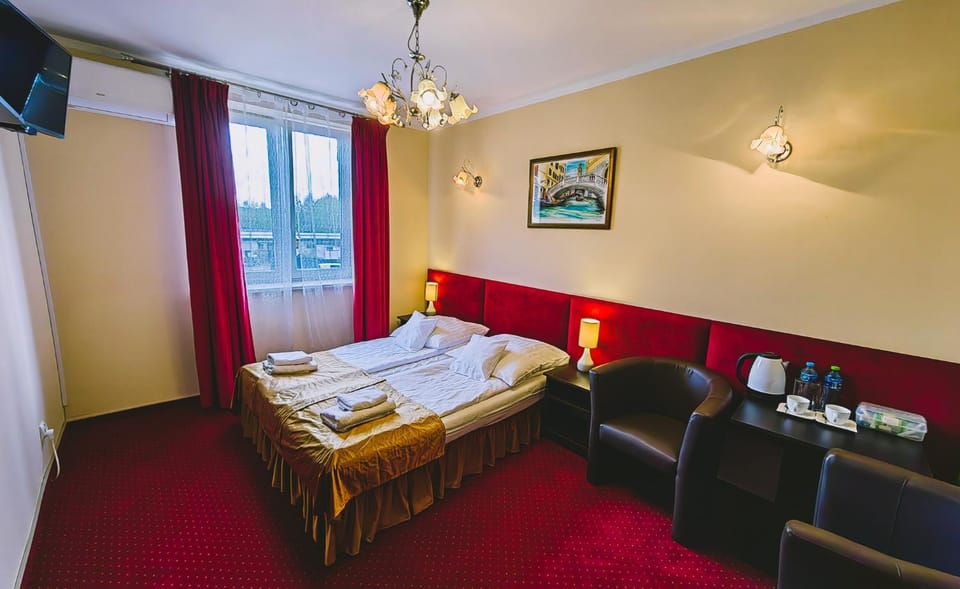Bed, TV and multimedia, Photo of the whole room, Seating area, Bedroom, towels