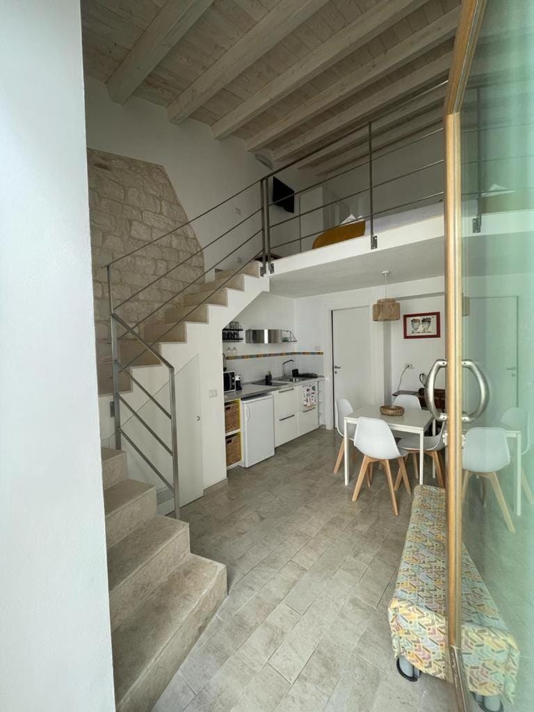 Kitchen or kitchenette, Dining area, minibar, stove