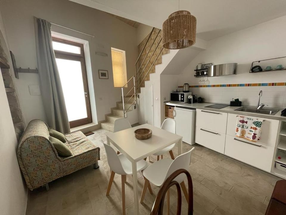 Coffee/tea facilities, Kitchen or kitchenette, Living room, Seating area, Dining area, minibar, stove