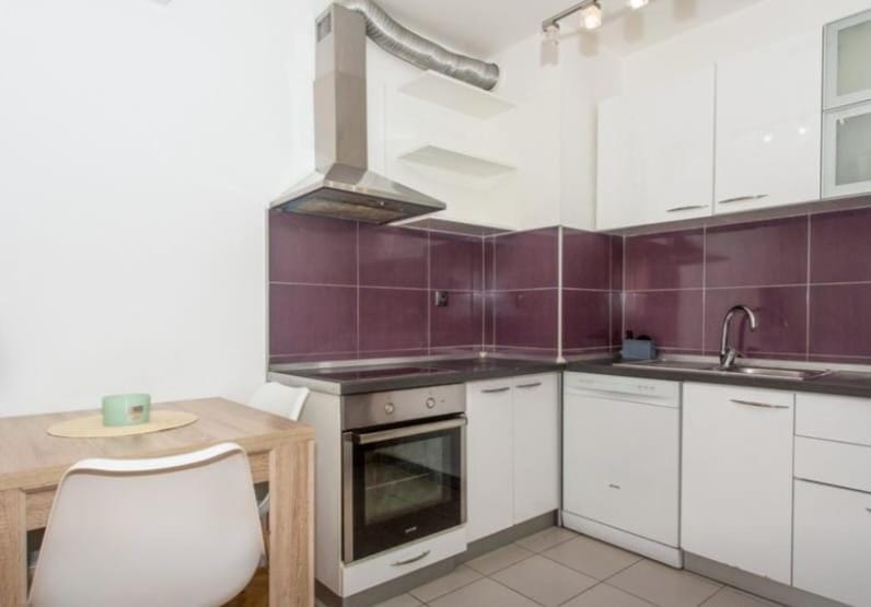 Kitchen or kitchenette, dishwasher, oven, stove