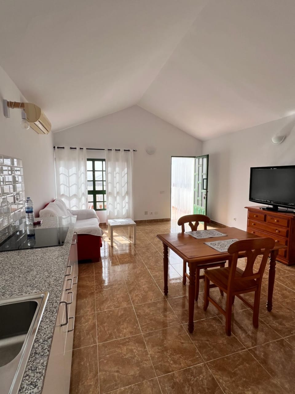 TV and multimedia, Kitchen or kitchenette, Living room, Dining area