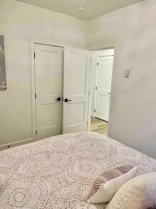 Adorable 1 Bedroom Suite- a skip to Galloping Goose Apartment in Vancouver Island