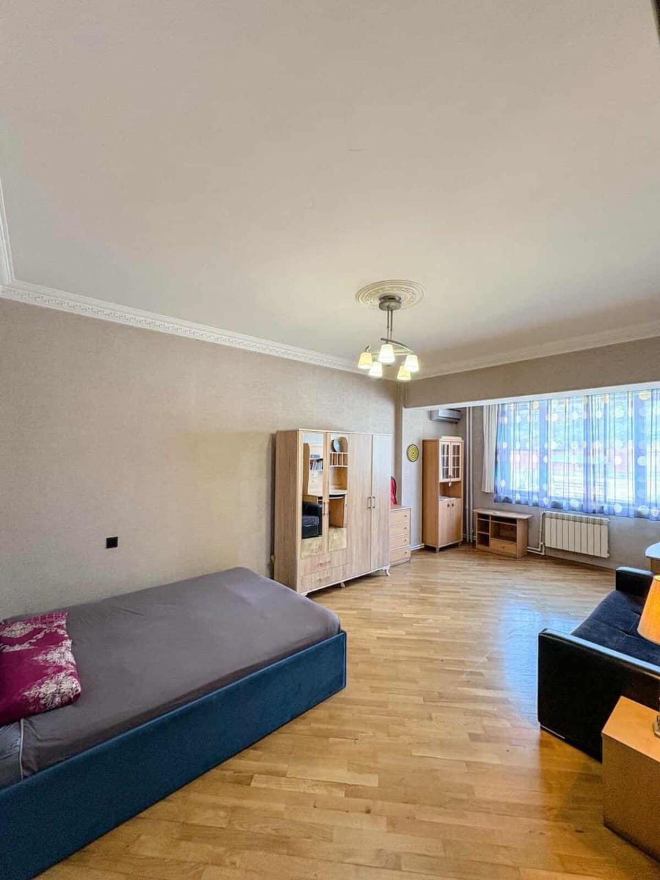 Bed, Seating area, Bedroom