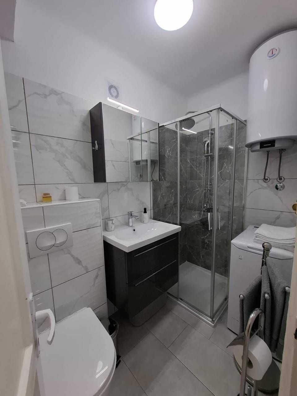 Shower, Toilet, Bathroom, towels