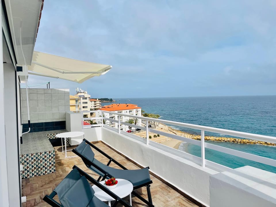Natural landscape, View (from property/room), Balcony/Terrace, Living room, Seating area, Sea view, sunbed