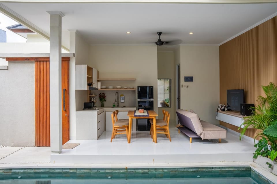 Kitchen or kitchenette, Evening entertainment, Pool view, minibar
