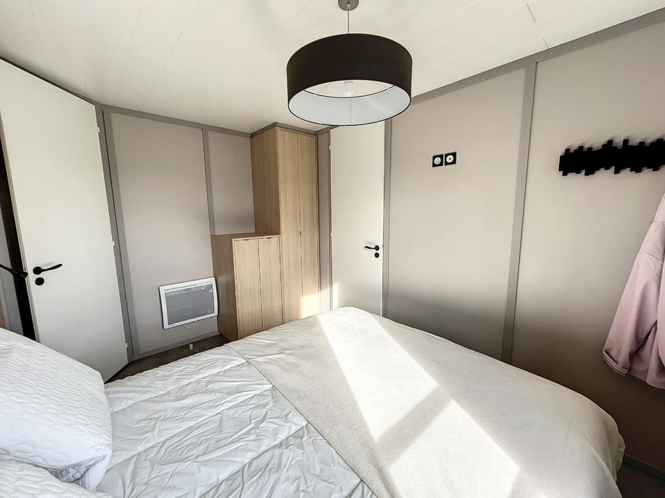 Chalet de Standing avec Piscine Chauffée, à 300m de la Plage - 6 Couchages, WiFi Gratuit - FR-1-361-474 Chalet in Saint-Pair-sur-Mer