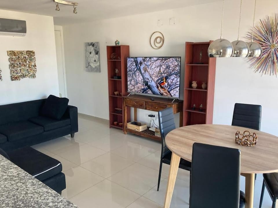 TV and multimedia, Living room, Seating area, Dining area