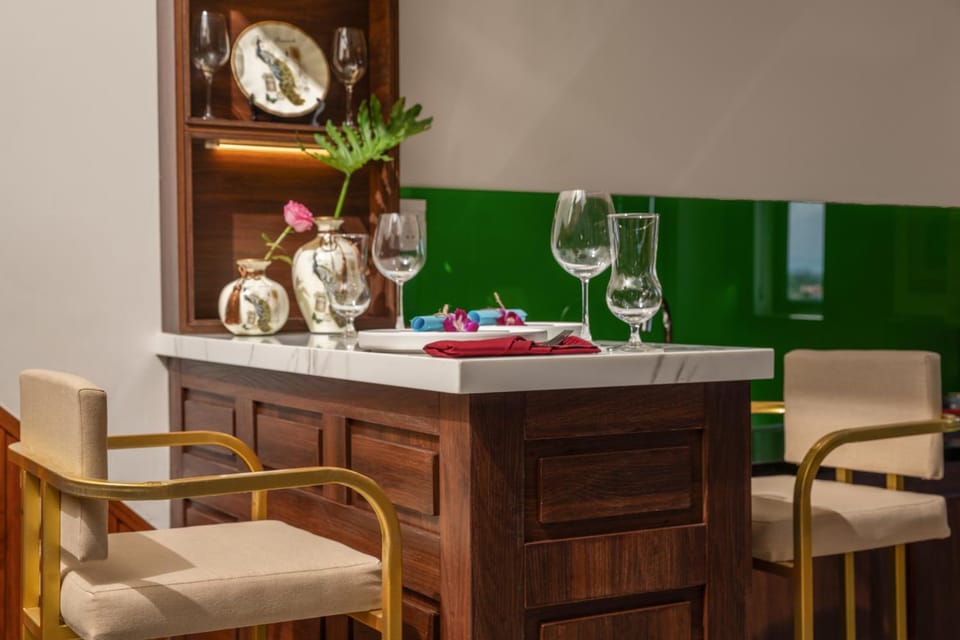 Living room, Banquet/Function facilities, Decorative detail, Seating area, Dining area, Area and facilities