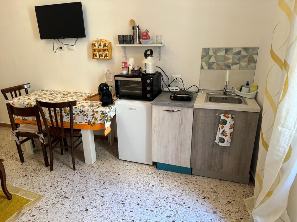TV and multimedia, Coffee/tea facilities, Kitchen or kitchenette, Dining area, pet friendly, stove