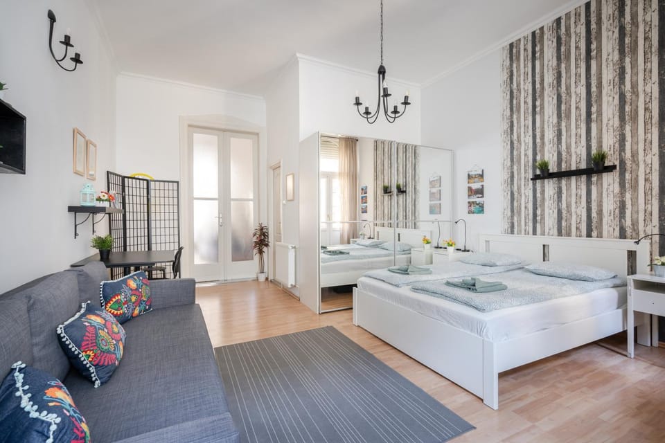 Bed, Living room, Photo of the whole room, Seating area, Bedroom