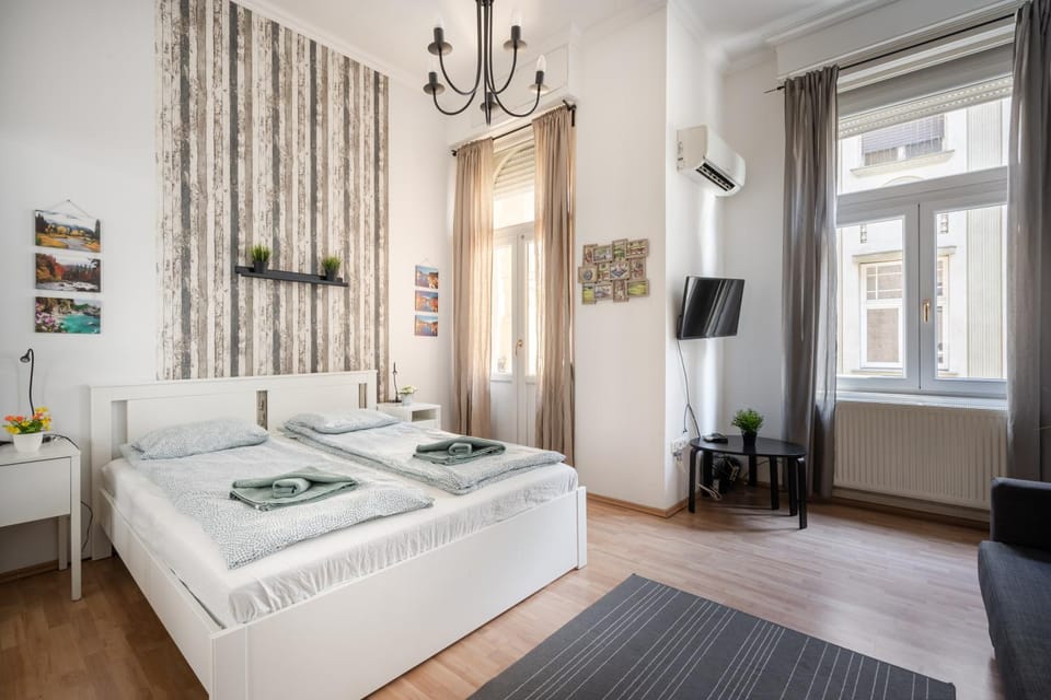 Bed, TV and multimedia, Photo of the whole room, Bedroom, heating, air conditioner
