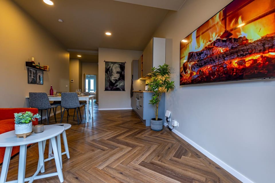 Kitchen or kitchenette, Living room, Seating area, Dining area