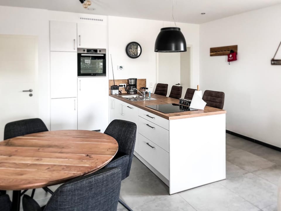 Kitchen or kitchenette, Dining area, minibar, pet friendly, stove