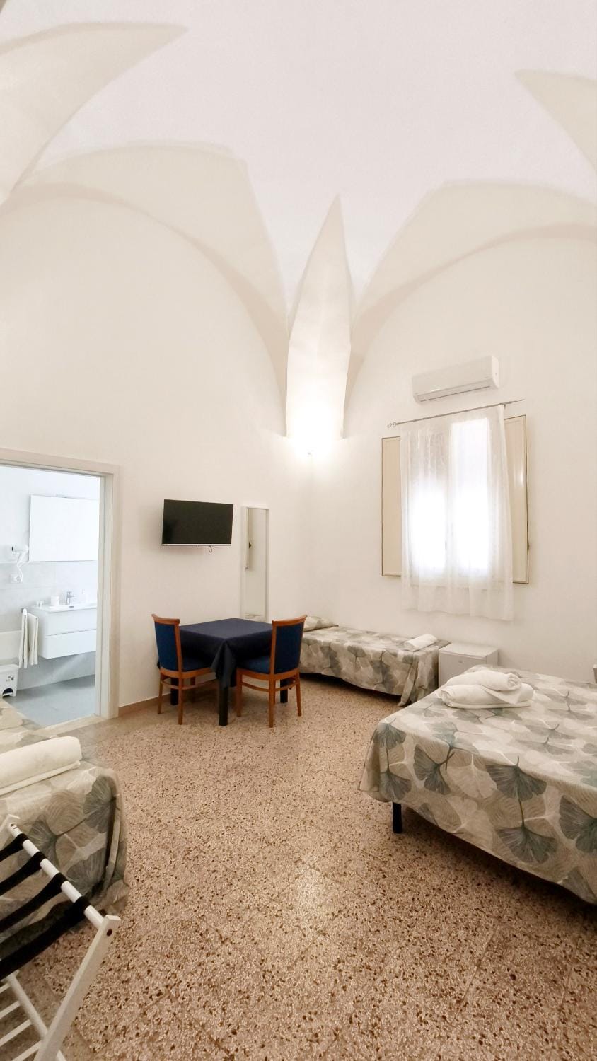 Bed, TV and multimedia, Bedroom