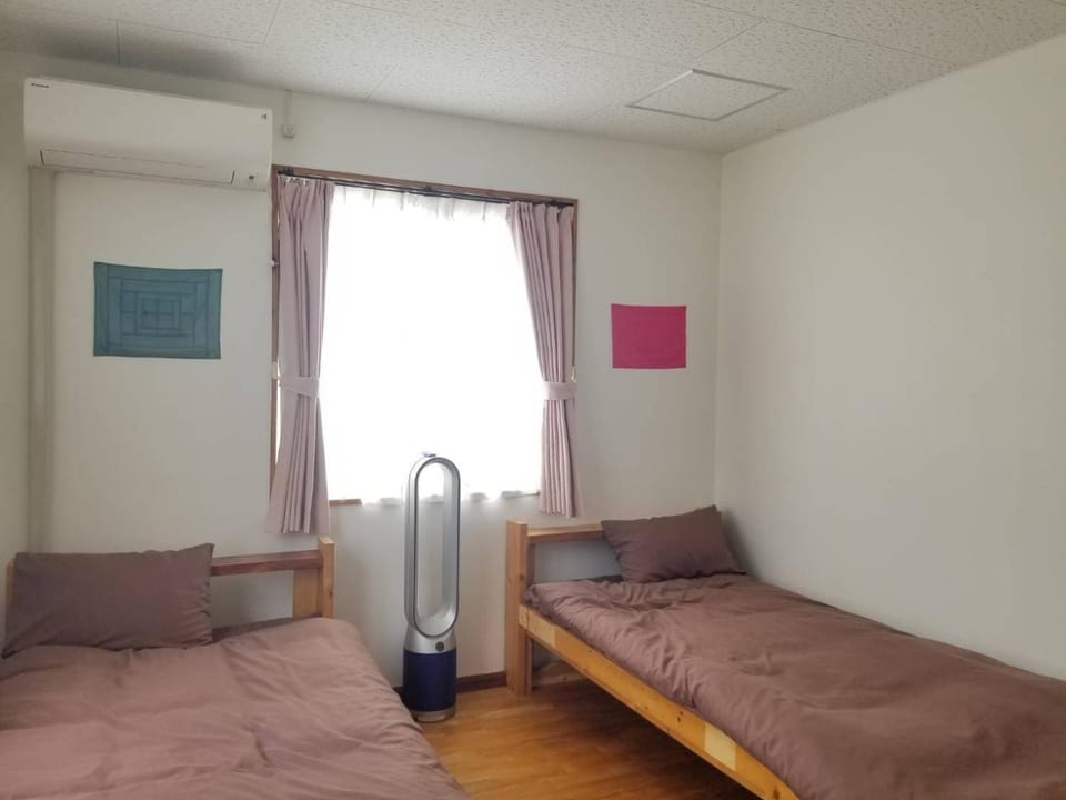 Bed, Photo of the whole room, Bedroom, locker, air conditioner