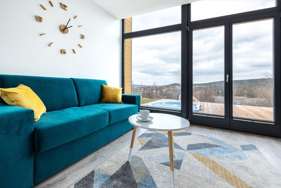 Hot Tub, Living room, Decorative detail, Seating area, Mountain view, Area and facilities, locker