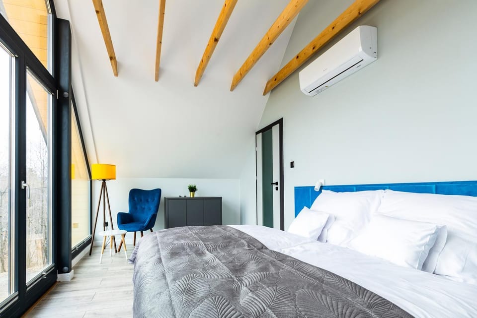 Property building, Facade/entrance, Bed, View (from property/room), Photo of the whole room, Seating area, Bedroom, Mountain view, Area and facilities, hair dresser, locker, wardrobe, air conditioner