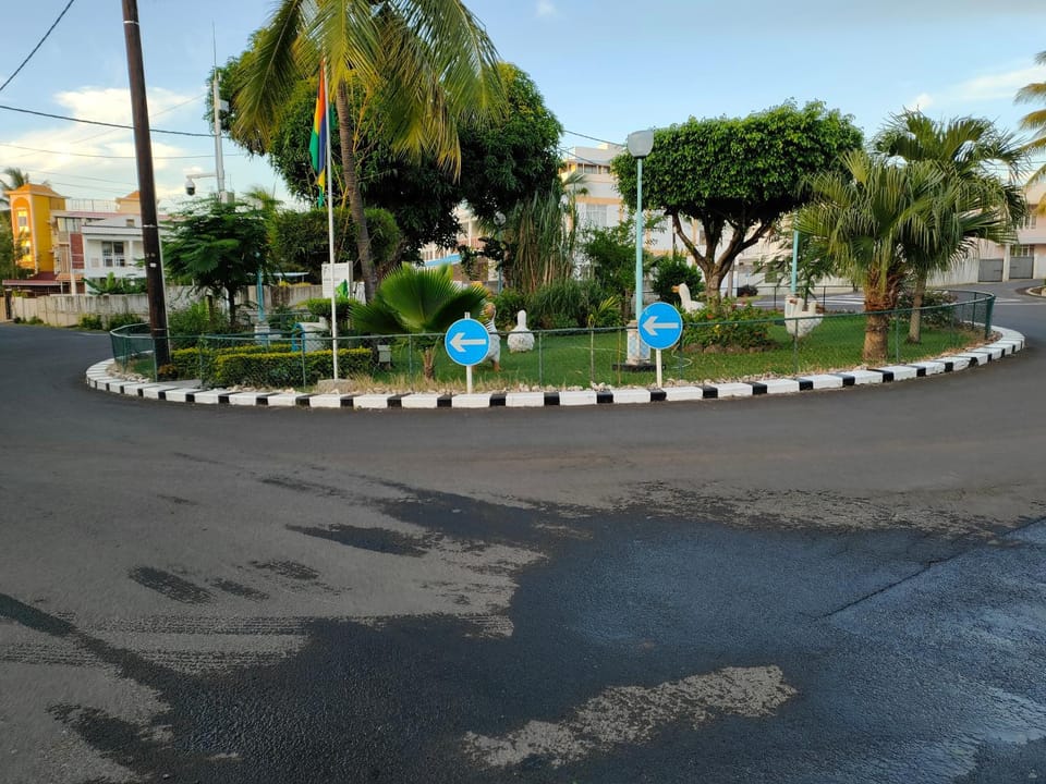 Neighbourhood, Location