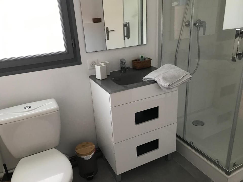 Shower, Toilet, Bathroom, towels, Internal: Not applicable to any particular room