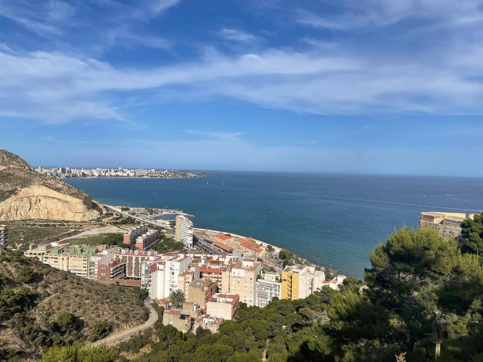 Almuden's yellow apartment, HIGH-SPEED FREE WIFI, 250m to Beach, The center of Torrevieja Apartment in Torrevieja