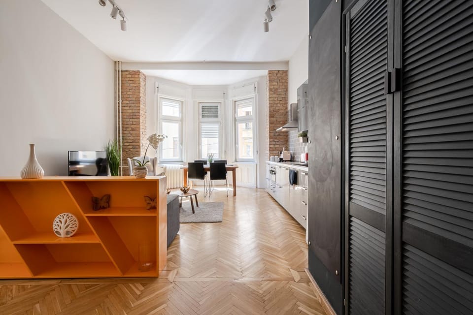 Kitchen or kitchenette, Photo of the whole room, Dining area