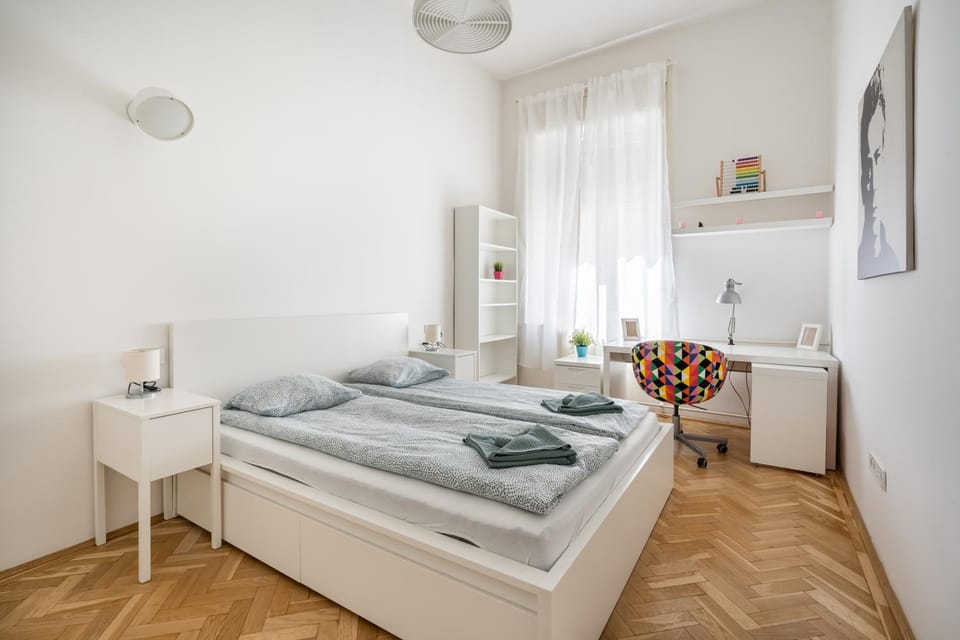 Bed, Photo of the whole room, Bedroom, towels