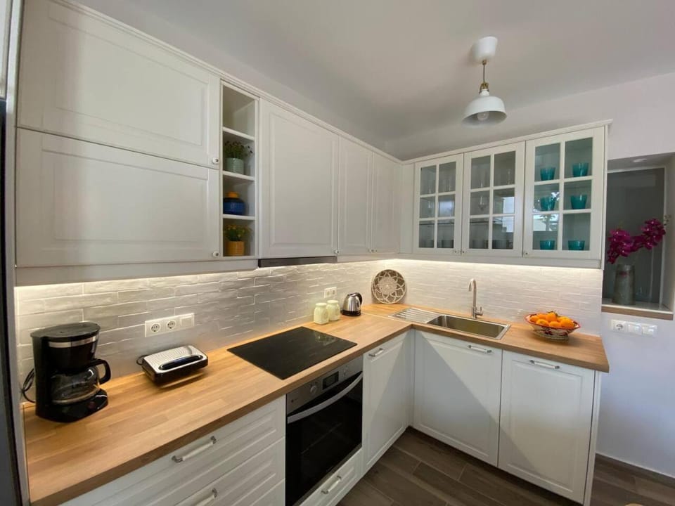 Coffee/tea facilities, Kitchen or kitchenette, dishwasher, stove