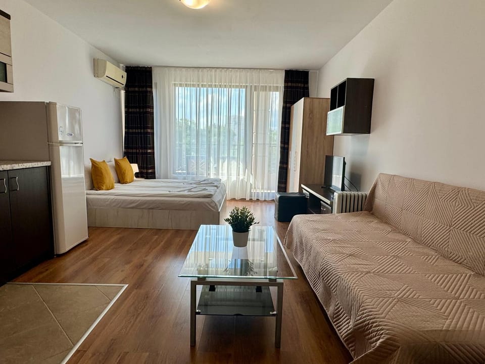 Bed, TV and multimedia, Kitchen or kitchenette, Seating area, air conditioner
