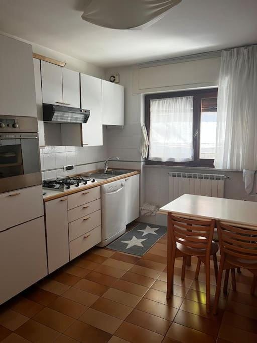 Kitchen or kitchenette, Dining area, dishwasher, pet friendly