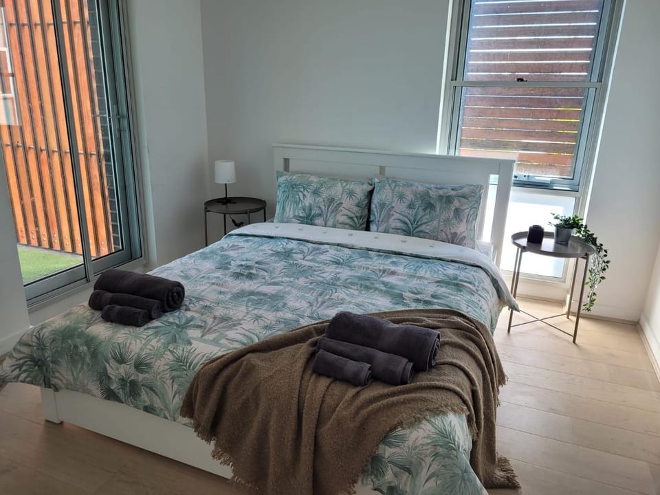 Bed, Photo of the whole room, Bedroom, towels