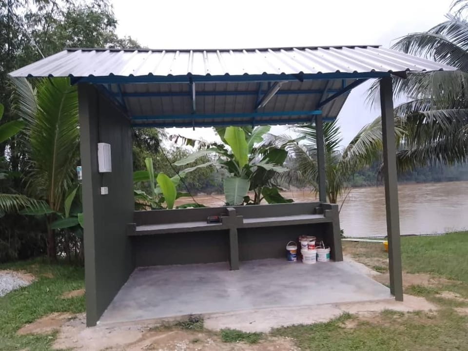 Chalet Terapung Laman Tok Ayah Temerloh Docked boat in Pahang, Malaysia