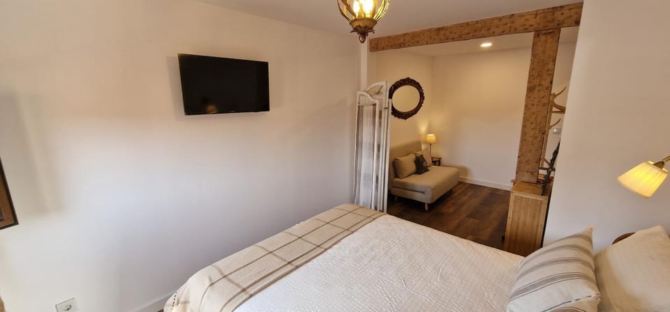 Bed, TV and multimedia, Photo of the whole room, Bedroom