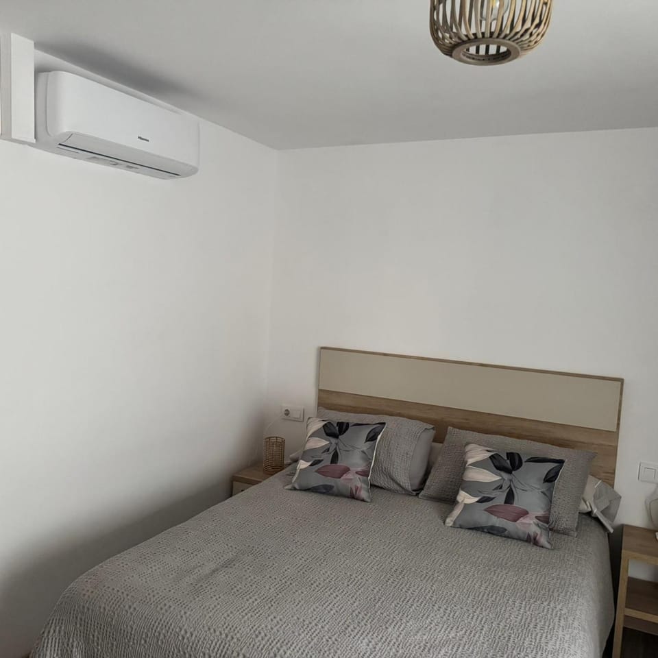Bedroom, air conditioner